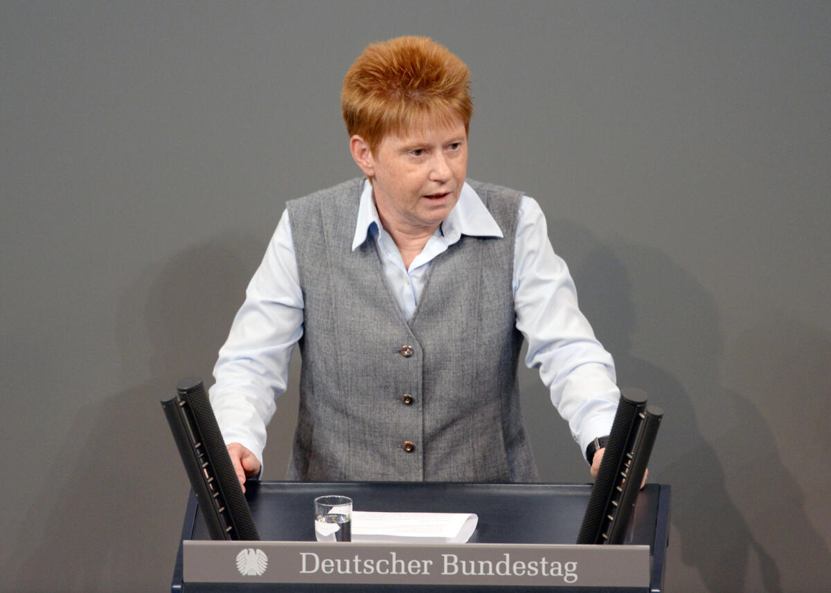 Pau, Petra Petra Pau, DIE LINKE, Bundestagsabgeordnete, Abgeordnete, Mitglied Deutscher Bundestag, MdB, Rede, 52. Sitzung, Top 12, Thema: Bundesbesoldungs-  und Versorgungsanpassungsgesetz.; Rednerpult.