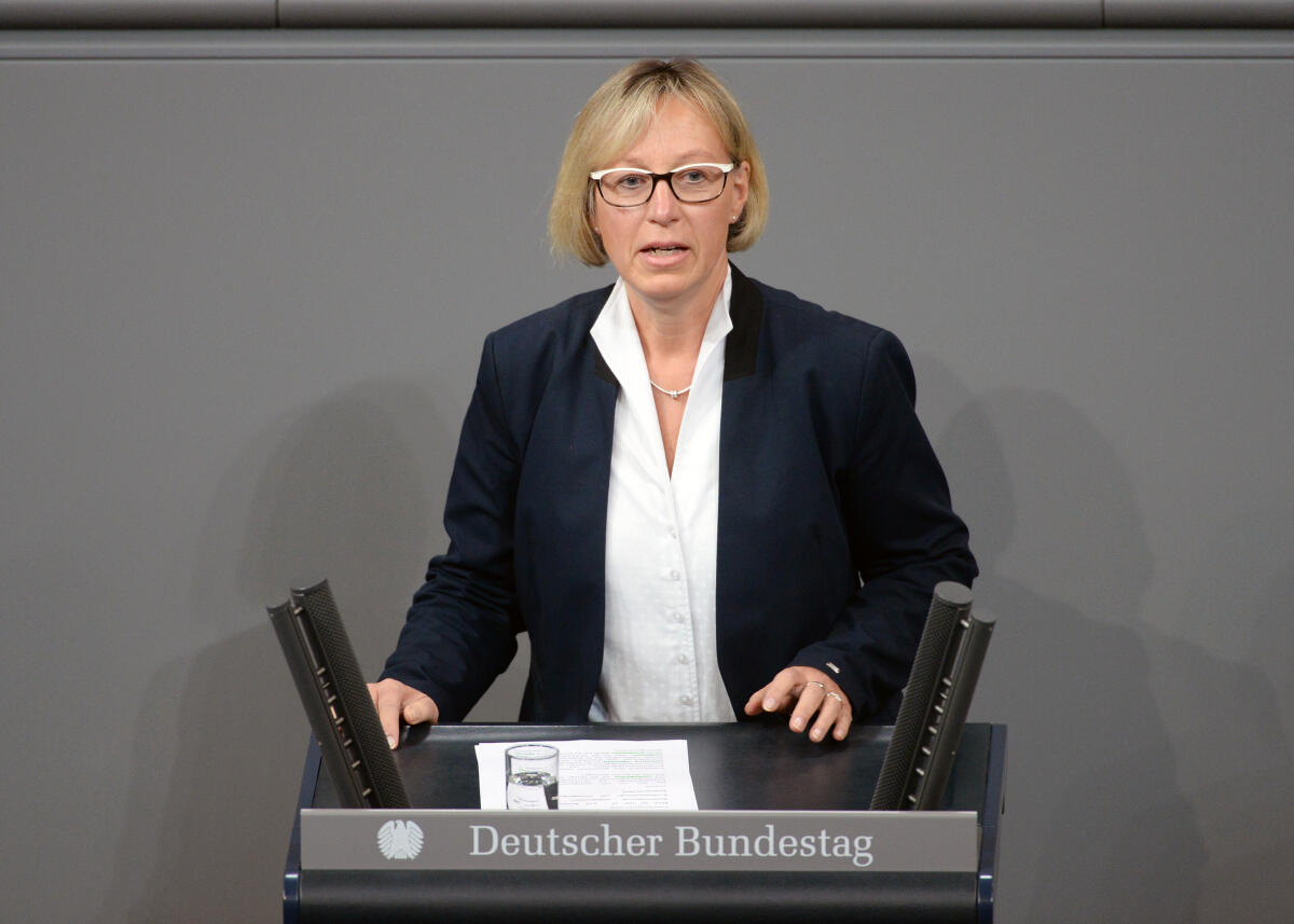 Nicolaisen, Petra Petra Nicolaisen, CDU/CSU, Bundestagsabgeordnete, Abgeordnete, Mitglied Deutscher Bundestag, MdB, Rede, 52. Sitzung, Top 12, Thema: Bundesbesoldungs-  und Versorgungsanpassungsgesetz.; Rednerpult.