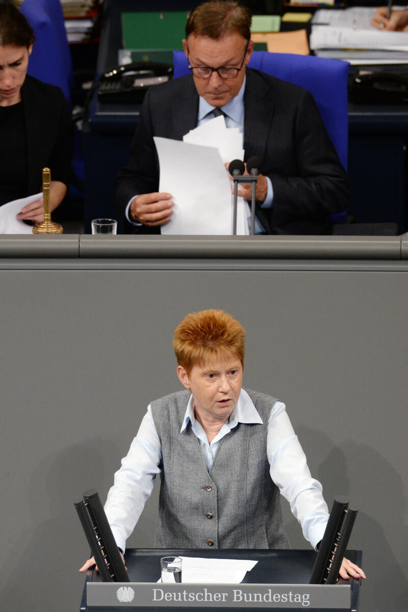 Petra Pau, DIE LINKE, Bundestagsabgeordnete, Abgeordnete, Mitglied Deutscher Bundestag, MdB, Rede, 52. Sitzung, Top 12, Thema: Bundesbesoldungs- und Versorgungsanpassungsgesetz, Vorsitz: Bundestagsvizepräsident Thomas Oppermann, SPD.; Rednerpult. Pau, Petra; Oppermann, Thomas Petra Pau, DIE LINKE, Bundestagsabgeordnete, Abgeordnete, Mitglied Deutscher Bundestag, MdB, Rede, 52. Sitzung, Top 12, Thema: Bundesbesoldungs- und Versorgungsanpassungsgesetz, Vorsitz: Bundestagsvizepräsident Thomas Oppermann, SPD.; Rednerpult.