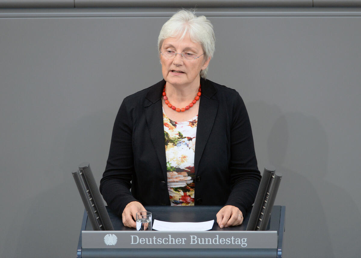 Baehrens, Heike Heike Baehrens, SPD, Bundestagsabgeordnete, Abgeordnete, Mitglied Deutscher Bundestag, MdB, Rede, 52. Sitzung, Top 5, Thema: Stärkung des Pflege- und Krankenhauspersonals.; Rednerpult.