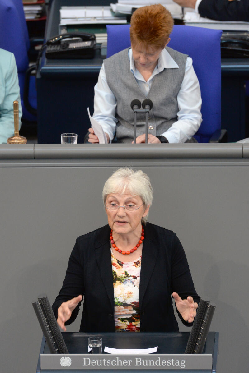 Baehrens, Heike; Pau, Petra Heike Baehrens, SPD, Bundestagsabgeordnete, Abgeordnete, Mitglied Deutscher Bundestag, MdB, Rede, 52. Sitzung, Top 5, Thema: Stärkung des Pflege- und Krankenhauspersonals, Vorsitz: Bundestagsvizepräsidentin Petra Pau, DIE LINKE.; Rednerpult.