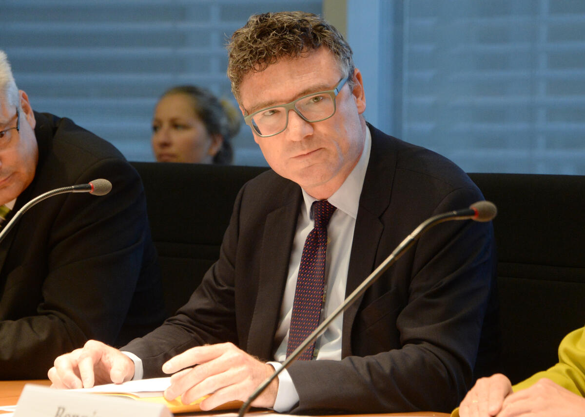 Bundestagspräsident Dr. Wolfgang Schäuble, CDU/CSU, konstituiert öffentlich die Enquete-Kommission "Berufliche Bildung in der digitalen Arbeitswelt". Den Vorsitz übernimmt Dr. Stefan Kaufmann, (hier im Bild), CDU/CSU.; Sitzung. Kaufmann, Stefan Bundestagspräsident Dr. Wolfgang Schäuble, CDU/CSU, konstituiert öffentlich die Enquete-Kommission "Berufliche Bildung in der digitalen Arbeitswelt". Den Vorsitz übernimmt Dr. Stefan Kaufmann, (hier im Bild), CDU/CSU.; Sitzung.