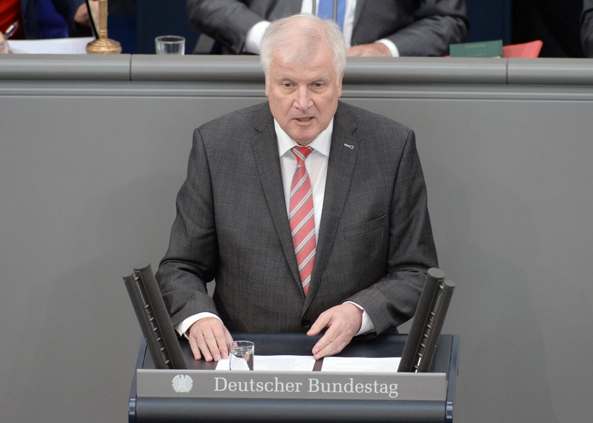 Horst Seehofer, CDU/CSU, Bundesminister des Inneren, Rede, 51. Sitzung, ZP 1, Thema: Aktuelle Stunde zu den Ergebnissen des Wohngipfels der Bundesregierung.; Rednerpult, Bundesinnenminister. Seehofer, Horst Horst Seehofer, CDU/CSU, Bundesminister des Inneren, Rede, 51. Sitzung, ZP 1, Thema: Aktuelle Stunde zu den Ergebnissen des Wohngipfels der Bundesregierung.; Rednerpult, Bundesinnenminister.