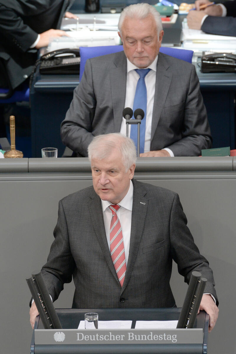 Seehofer, Horst; Kubicki, Wolfgang Horst Seehofer, CDU/CSU, Bundesminister des Inneren, Rede, 51. Sitzung, ZP 1, Thema: Aktuelle Stunde zu den Ergebnissen des Wohngipfels der Bundesregierung, Vorsitz: Bundestagsvizepräsident Wolfgang Kubicki, FDP.; Rednerpult, Bundesinnenminister.