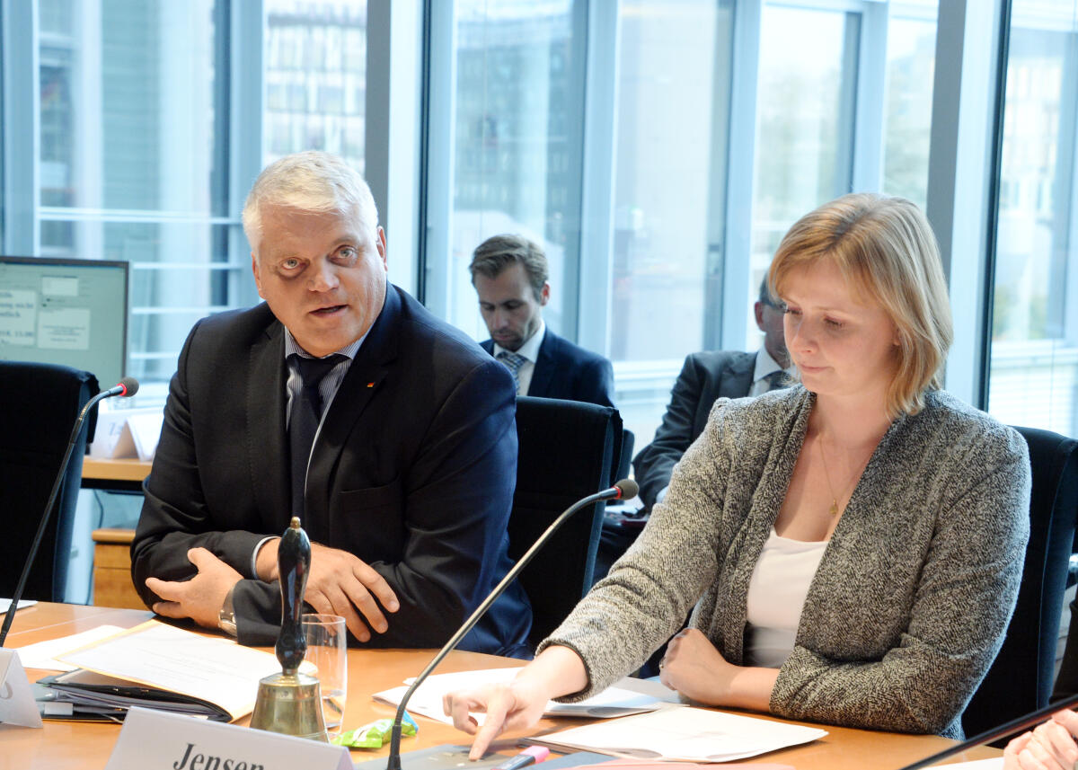 Gyde Jensen, FDP, Vorsitzende des Ausschusses des Deutschen Bundestages für Menschenrechte und humanitäre Hilfe, leitet eine Ausschusssitzung, an der der Beauftragte der Bundesregierung für weltweite Religionsfreiheit, Markus Grübel, teilnimmt. Jensen, Gyde; Grübel, Markus Gyde Jensen, FDP, Vorsitzende des Ausschusses des Deutschen Bundestages für Menschenrechte und humanitäre Hilfe, leitet eine Ausschusssitzung, an der der Beauftragte der Bundesregierung für weltweite Religionsfreiheit, Markus Grübel, teilnimmt.