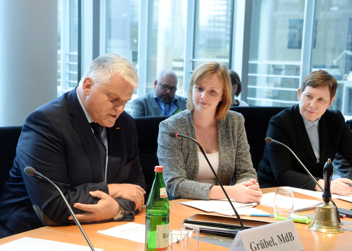 Gyde Jensen, FDP, Vorsitzende des Ausschusses des Deutschen Bundestages für Menschenrechte und humanitäre Hilfe, leitet eine Ausschusssitzung, an der der Beauftragte der Bundesregierung für weltweite Religionsfreiheit, Markus Grübel, teilnimmt. Jensen, Gyde; Grübel, Markus Gyde Jensen, FDP, Vorsitzende des Ausschusses des Deutschen Bundestages für Menschenrechte und humanitäre Hilfe, leitet eine Ausschusssitzung, an der der Beauftragte der Bundesregierung für weltweite Religionsfreiheit, Markus Grübel, teilnimmt.