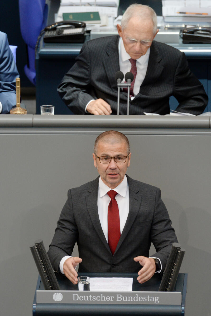 Frank Junge, SPD, Bundestagsabgeordneter, Abgeordneter, Mitglied Deutscher Bundestag, MdB, Rede, 52. Sitzung, Top 3, Thema: Jahresbericht zum Stand der Deutschen Einheit 2018, Vorsitz: Bundestagspräsident Dr. Wolfgang Schäuble, CDU/CSU.; Rednerpult. Junge, Frank; Schäuble, Wolfgang Frank Junge, SPD, Bundestagsabgeordneter, Abgeordneter, Mitglied Deutscher Bundestag, MdB, Rede, 52. Sitzung, Top 3, Thema: Jahresbericht zum Stand der Deutschen Einheit 2018, Vorsitz: Bundestagspräsident Dr. Wolfgang Schäuble, CDU/CSU.; Rednerpult.