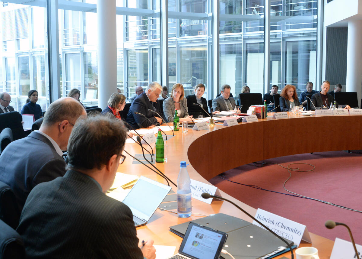 Gyde Jensen, (5.v.re), FDP, Vorsitzende des Ausschusses des Deutschen Bundestages für Menschenrechte und humanitäre Hilfe, leitet eine Ausschusssitzung, an der der Beauftragte der Bundesregierung für weltweite Religionsfreiheit, Markus Grübel, (6.v.re), teilnimmt.; Übersicht. Jensen, Gyde; Grübel, Markus Gyde Jensen, (5.v.re), FDP, Vorsitzende des Ausschusses des Deutschen Bundestages für Menschenrechte und humanitäre Hilfe, leitet eine Ausschusssitzung, an der der Beauftragte der Bundesregierung für weltweite Religionsfreiheit, Markus Grübel, (6.v.re), teilnimmt.; Übersicht.