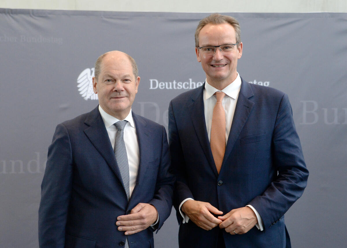 Krichbaum, Gunther; Scholz, Olaf Gunther Krichbaum, (re), CDU/CSU, Vorsitzender des Ausschusses des Deutschen Bundestages für die Angelegenheiten der Europäischen Union, begrüßt den Bundesfinanzminister, Olaf Scholz, (li), SPD, der als Gast an der Ausschusssitzung teilnimmt.; Minister.