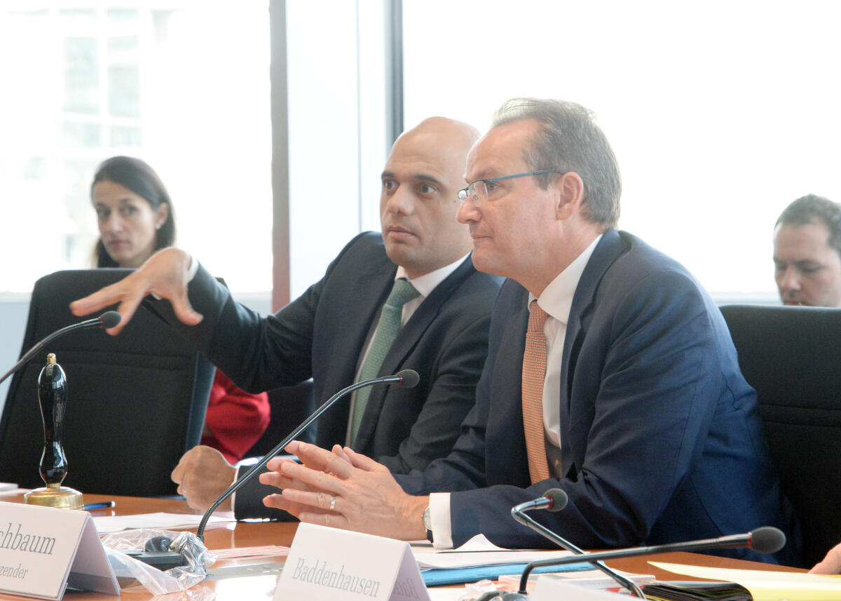 Gunther Krichbaum, (re), CDU/CSU, Vorsitzender des Ausschusses des Deutschen Bundestages für die Angelegenheiten der Europäischen Union, begrüßt den Innenminister von Großbritannien, Sajid Javid, (li), der an einer Ausschusssitzung als Gast teilnimmt.; Geste, Gestik. Krichbaum, Gunther; Javid, Sajid Gunther Krichbaum, (re), CDU/CSU, Vorsitzender des Ausschusses des Deutschen Bundestages für die Angelegenheiten der Europäischen Union, begrüßt den Innenminister von Großbritannien, Sajid Javid, (li), der an einer Ausschusssitzung als Gast teilnimmt.; Geste, Gestik.