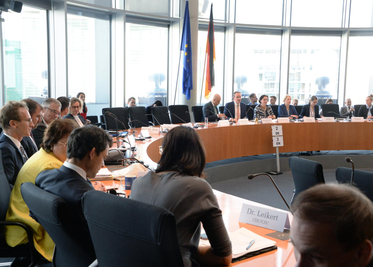 Gunther Krichbaum, CDU/CSU, Vorsitzender des Ausschusses des Deutschen Bundestages für die Angelegenheiten der Europäischen Union, eröffnet die Sitzung, an der der Innenminister von Großbritannien, Sajid Javid, (li), als Gast teilnimmt.; Übersicht. Gunther Krichbaum, CDU/CSU, Vorsitzender des Ausschusses des Deutschen Bundestages für die Angelegenheiten der Europäischen Union, eröffnet die Sitzung, an der der Innenminister von Großbritannien, Sajid Javid, (li), als Gast teilnimmt.; Übersicht.
