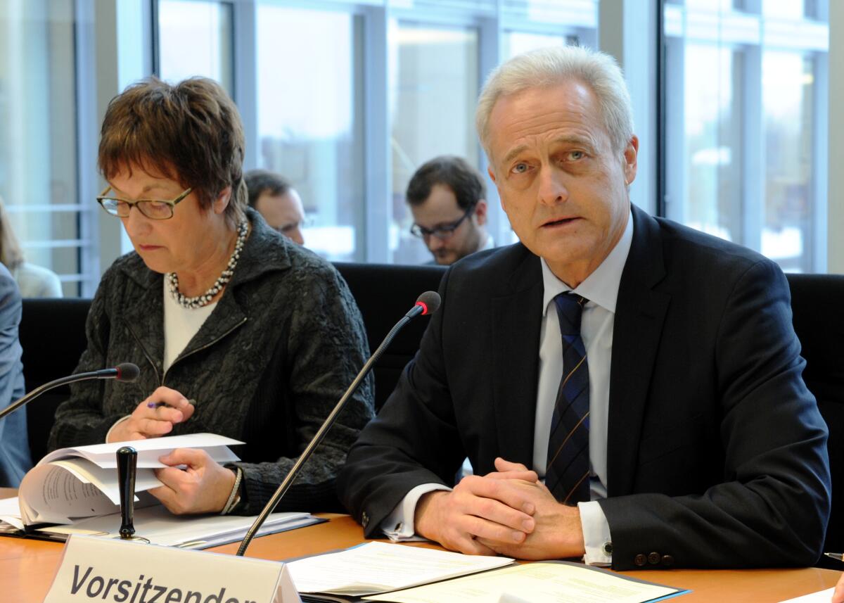 Der Ausschuss des Deutschen Bundestages für Wirtschaft und Energie wählt unter der Leitung seines Vorsitzenden Dr. Peter Ramsauer, (re), CDU/CSU, und in Anwesenheit der Parlamentarischen Staatssekretärin im gleichnamigen Bundesministerium, Brigitte Zypries, SPD, den stellvertretenden Vorsitzenden des Ausschusses, Klaus Barthel, SPD. Ramsauer, Peter; Zypries, Brigitte Der Ausschuss des Deutschen Bundestages für Wirtschaft und Energie wählt unter der Leitung seines Vorsitzenden Dr. Peter Ramsauer, (re), CDU/CSU, und in Anwesenheit der Parlamentarischen Staatssekretärin im gleichnamigen Bundesministerium, Brigitte Zypries, SPD, den stellvertretenden Vorsitzenden des Ausschusses, Klaus Barthel, SPD.