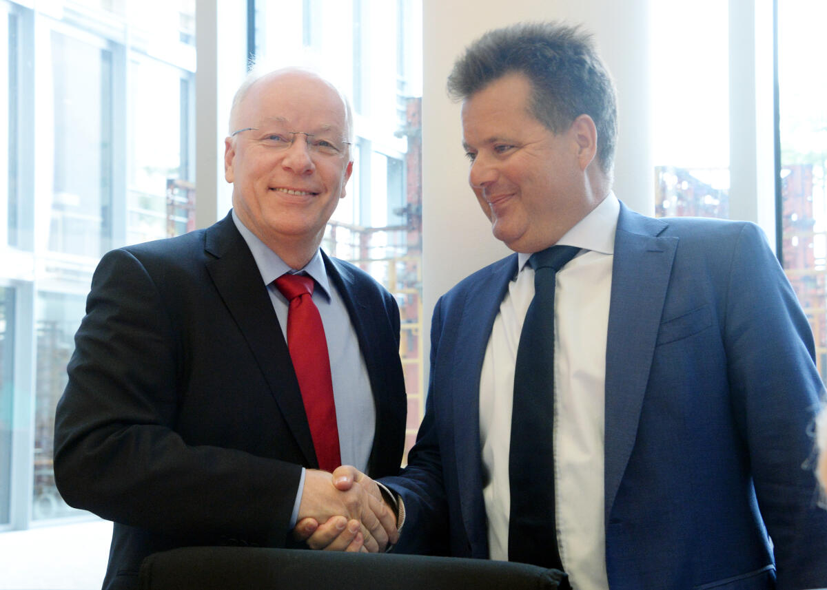 Dr. Matthias Bartke, (li), SPD, Vorsitzender des Ausschusses des Deutschen Bundestages für Arbeit und Soziales, empfängt den Beauftragten der Bundesregierung für die Belange von Menschen mit Behinderung, Jürgen Dusel, (re), der an einer Ausschusssitzung teilnimmt.; Geste, Gestik. Bartke, Matthias; Dusel, Jürgen Dr. Matthias Bartke, (li), SPD, Vorsitzender des Ausschusses des Deutschen Bundestages für Arbeit und Soziales, empfängt den Beauftragten der Bundesregierung für die Belange von Menschen mit Behinderung, Jürgen Dusel, (re), der an einer Ausschusssitzung teilnimmt.; Geste, Gestik.