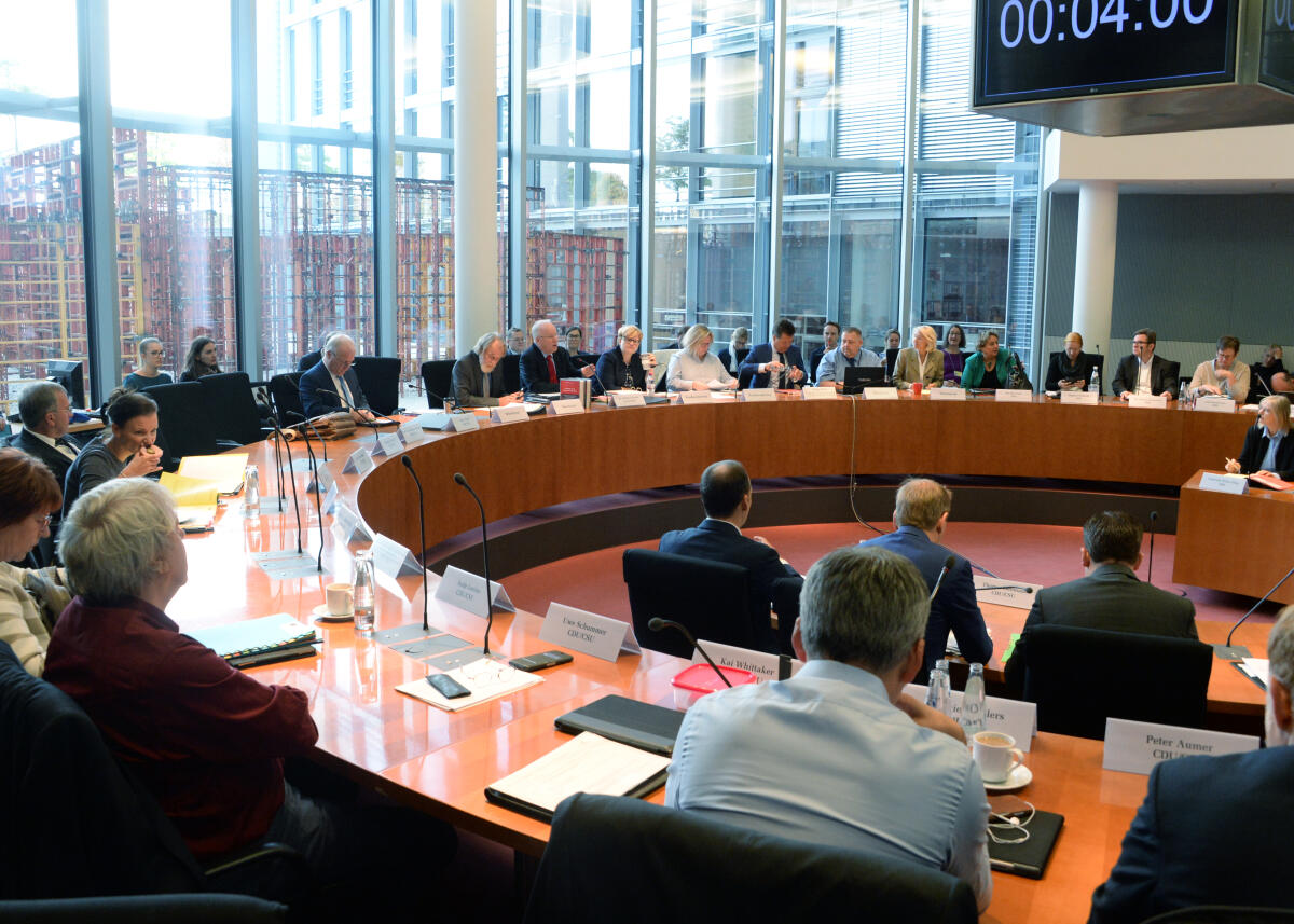 Dr. Matthias Bartke, SPD, Vorsitzender des Ausschusses des Deutschen Bundestages für Arbeit und Soziales, leitet eine Sitzung, an der der Beauftragte der Bundesregierung für die Belange von Menschen mit Behinderung, Jürgen Dusel, teilnimmt.; Übersicht. Dr. Matthias Bartke, SPD, Vorsitzender des Ausschusses des Deutschen Bundestages für Arbeit und Soziales, leitet eine Sitzung, an der der Beauftragte der Bundesregierung für die Belange von Menschen mit Behinderung, Jürgen Dusel, teilnimmt.; Übersicht.