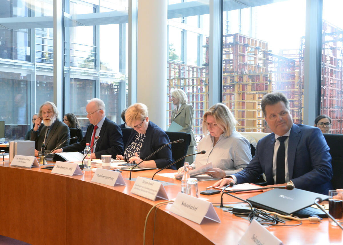 Dr. Matthias Bartke, (2.v.li), SPD, Vorsitzender des Ausschusses des Deutschen Bundestages für Arbeit und Soziales, empfängt den Beauftragten der Bundesregierung für die Belange von Menschen mit Behinderung, Jürgen Dusel, (re), der an einer Ausschusssitzung teilnimmt. Bartke, Matthias; Dusel, Jürgen Dr. Matthias Bartke, (2.v.li), SPD, Vorsitzender des Ausschusses des Deutschen Bundestages für Arbeit und Soziales, empfängt den Beauftragten der Bundesregierung für die Belange von Menschen mit Behinderung, Jürgen Dusel, (re), der an einer Ausschusssitzung teilnimmt.