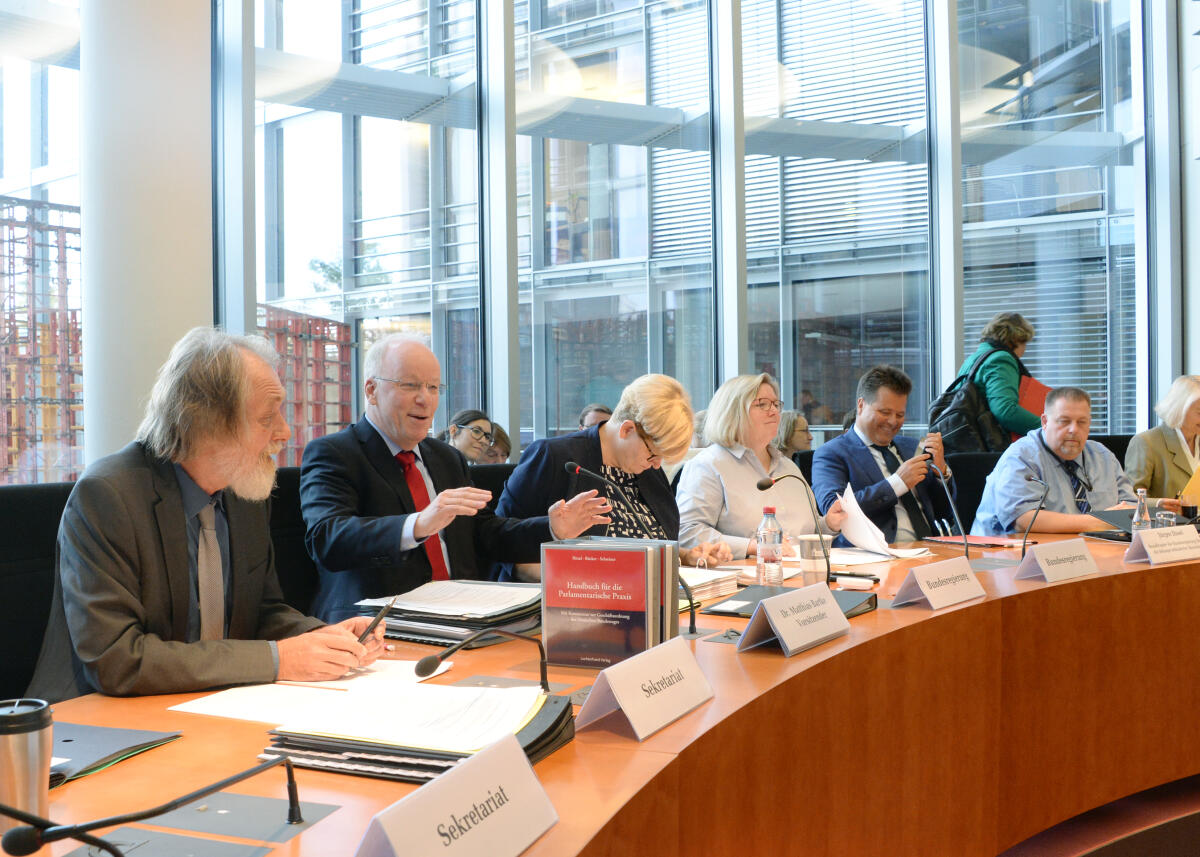 Bartke, Matthias; Dusel, Jürgen Dr. Matthias Bartke, (2.v.li), SPD, Vorsitzender des Ausschusses des Deutschen Bundestages für Arbeit und Soziales, empfängt den Beauftragten der Bundesregierung für die Belange von Menschen mit Behinderung, Jürgen Dusel, (2.v.re), der an einer Ausschusssitzung teilnimmt.