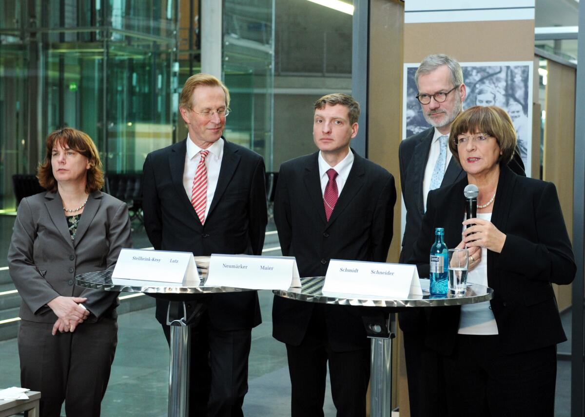 Schmidt, Ulla Gedenkstunde des Deutschen Bundestages zum Tag des Gedenkens an die Opfer des Nationalsozialismus. Im Anschluss eröffnet Bundestagsvizepräsidentin Ulla Schmidt (re) im Foyer des Paul-Löbe-Hauses die Ausstellung "Erfasst, verfolgt, vernichtet. Kranke und behinderte Menschen im Nationalsozialismus", deren Schirmherr Bundespräsident Dr. Joachim Gauck ist.