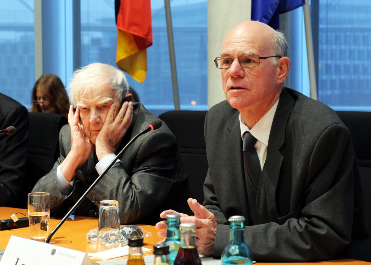 Lammert, Norbert; Granin, Daniil Gedenkstunde des Deutschen Bundestages zum Tag des Gedenkens an die Opfer des Nationalsozialismus. Anschliessend diskutieren Bundestagspräsident Prof. Dr. Norbert Lammert (re) und Daniil Granin, (li), (geboren am 1. Januar 1919), Schriftsteller aus St. Petersburg in Russland, erlebte während des 2. Weltkrieges die Belagerung von Leningrad, mit Jugendlichen.