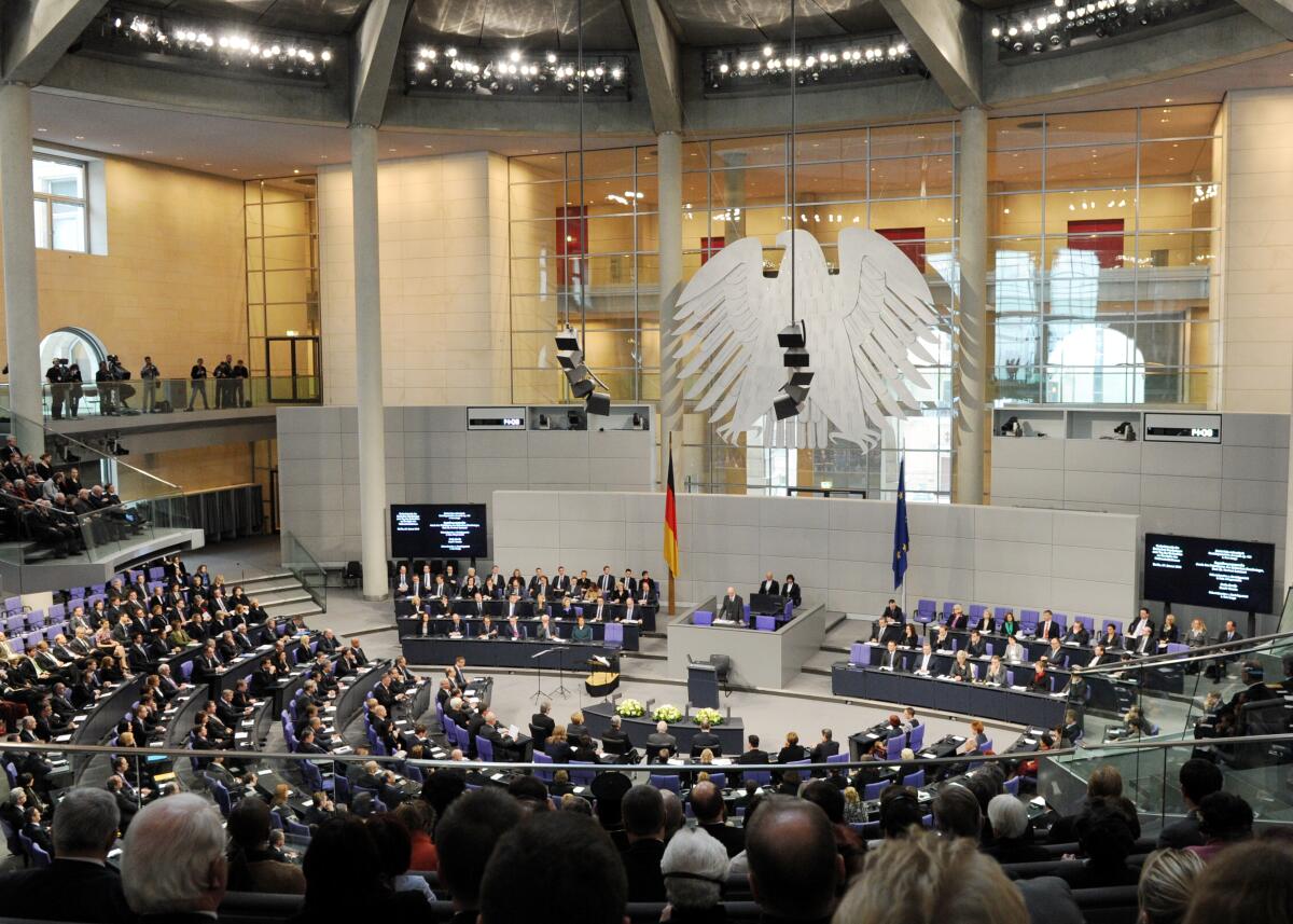  Gedenkstunde des Deutschen Bundestages zum Tag des Gedenkens an die Opfer des Nationalsozialismus. Bundestagspräsident Prof. Dr. Norbert Lammert begrüßt die Gäste im Plenarsaal. Daniil Granin, (geboren am 1. Januar 1919), Schriftsteller aus St. Petersburg in Russland, erlebte während des 2. Weltkrieges die Belagerung von Leningrad, hält die Gedenkrede. Im Anschluss eröffnet Bundestagsvizepräsidentin Ulla Schmidt im Foyer des Paul-Löbe-Hauses die Ausstellung "Erfasst, verfolgt, vernichtet. Kranke und behinderte Menschen im Nationalsozialismus", deren Schirmherr Bundespräsident Dr. Joachim Gauck ist.; Übersicht, Adler, Bundesadler, Plenum, Plenarsaal.