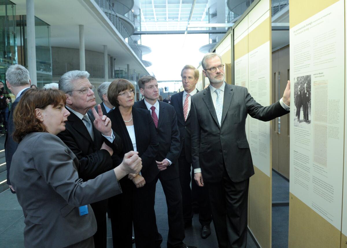 Gauck, Joachim; Schmidt, Ulla Gedenkstunde des Deutschen Bundestages zum Tag des Gedenkens an die Opfer des Nationalsozialismus. Im Anschluss eröffnet Bundestagsvizepräsidentin Ulla Schmidt (mitte) im Foyer des Paul-Löbe-Hauses die Ausstellung "Erfasst, verfolgt, vernichtet. Kranke und behinderte Menschen im Nationalsozialismus", deren Schirmherr Bundespräsident Dr. Joachim Gauck (2.v.li) ist.