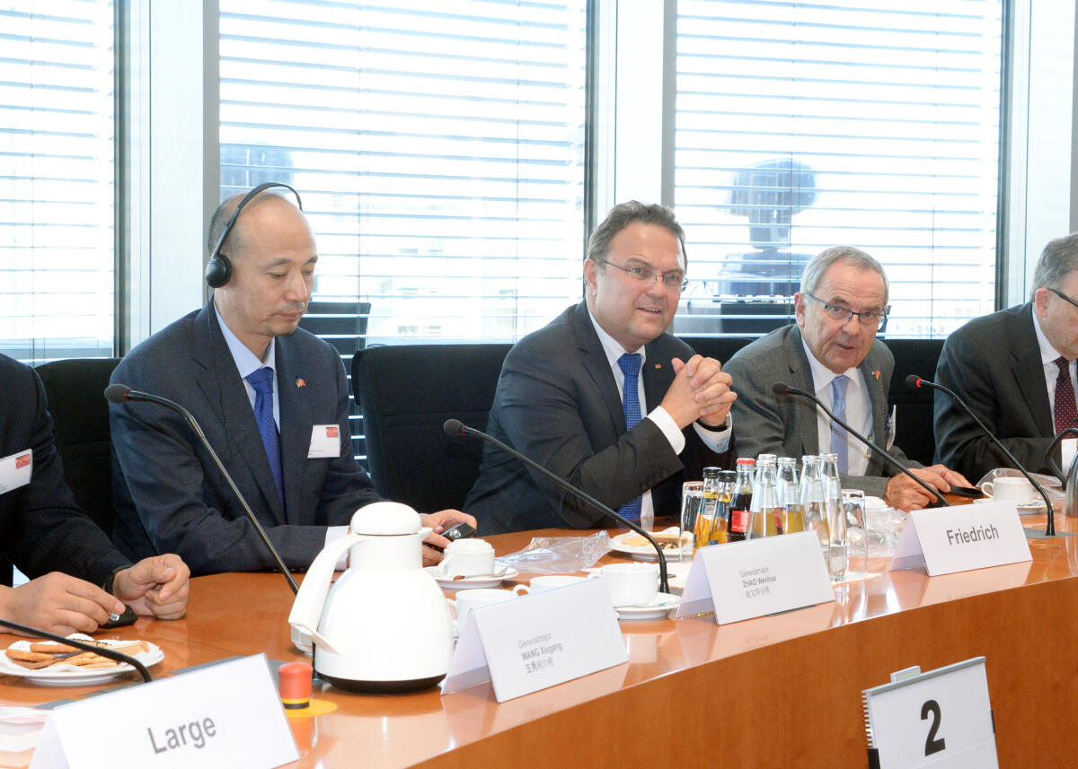 Bundestagsvizepräsident Dr. Hans-Peter Friedrich, (mitte), CDU/CSU, begrüßt im Rahmen des 13. Sicherheitspolitischen Seminars den Leiter der deutschen Delegation, General a. D. Wolfgang Schneiderhan, (re), und den Leiter der chinesischen Delegation, Generalmajor Zhao Wenhua, (li), und Delegation, zu einer gemeinsamen Sitzung. Zhao, Wenhua; Friedrich, Hans-Peter; Schneiderhan, Wolfgang Bundestagsvizepräsident Dr. Hans-Peter Friedrich, (mitte), CDU/CSU, begrüßt im Rahmen des 13. Sicherheitspolitischen Seminars den Leiter der deutschen Delegation, General a. D. Wolfgang Schneiderhan, (re), und den Leiter der chinesischen Delegation, Generalmajor Zhao Wenhua, (li), und Delegation, zu einer gemeinsamen Sitzung.