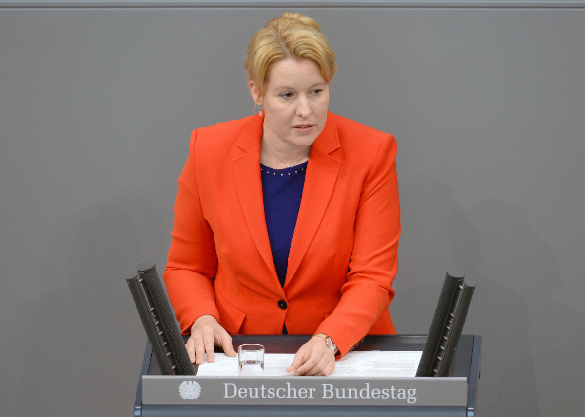 Giffey, Franziska Franziska Giffey, SPD, Bundesministerin für Familie, Senioren, Frauen und Jugend, Rede, 49. Sitzung, Top 1 Epl 17, Thema: Familie, Senioren, Frauen und Jugend - Haushaltsgesetz 2019.; Rednerpult.