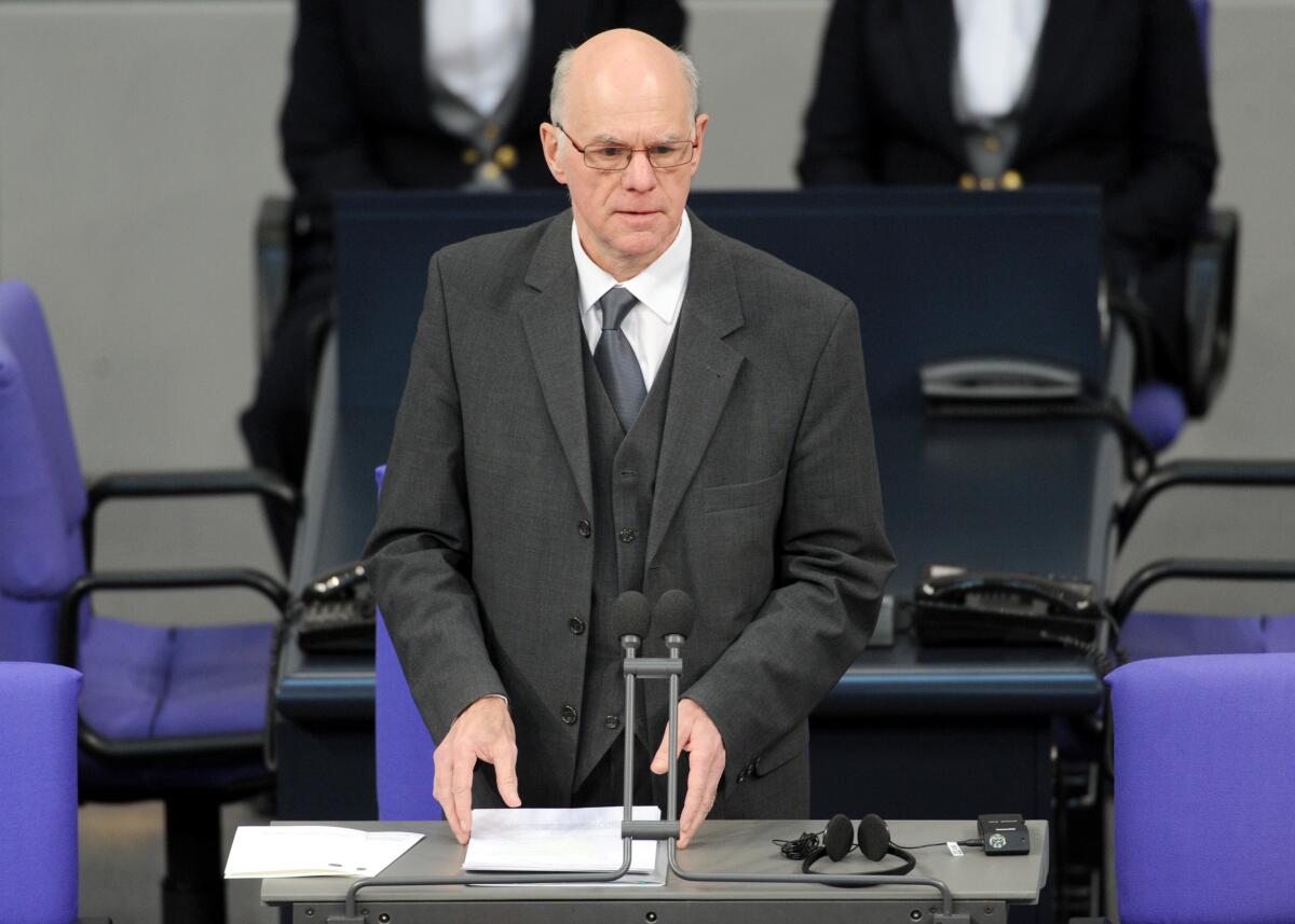 Lammert, Norbert Gedenkstunde des Deutschen Bundestages zum Tag des Gedenkens an die Opfer des Nationalsozialismus. Bundestagspräsident Prof. Dr. Norbert Lammert (hier im Bild) begrüßt die Gäste im Plenarsaal. Daniil Granin, (geboren am 1. Januar 1919), Schriftsteller aus St. Petersburg in Russland, erlebte während des 2. Weltkrieges die Belagerung von Leningrad, hält die Gedenkrede. Im Anschluss eröffnet Bundestagsvizepräsidentin Ulla Schmidt im Foyer des Paul-Löbe-Hauses die Ausstellung "Erfasst, verfolgt, vernichtet. Kranke und behinderte Menschen im Nationalsozialismus", deren Schirmherr Bundespräsident Dr. Joachim Gauck ist.; Rede, Vorsitz, Mikro, Mikrofon.
