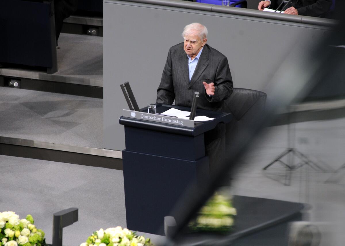 Granin, Daniil Gedenkstunde des Deutschen Bundestages zum Tag des Gedenkens an die Opfer des Nationalsozialismus. Bundestagspräsident Prof. Dr. Norbert Lammert begrüßt die Gäste im Plenarsaal. Daniil Granin, geboren am 1. Januar 1919, (hier im Bild), Schriftsteller aus St. Petersburg in Russland, erlebte während des 2. Weltkrieges die Belagerung von Leningrad, hält die Gedenkrede. Im Anschluss eröffnet Bundestagsvizepräsidentin Ulla Schmidt im Foyer des Paul-Löbe-Hauses die Ausstellung "Erfasst, verfolgt, vernichtet. Kranke und behinderte Menschen im Nationalsozialismus", deren Schirmherr Bundespräsident Dr. Joachim Gauck ist.; Rede, Rednerpult, Mikro, Mikrofon.