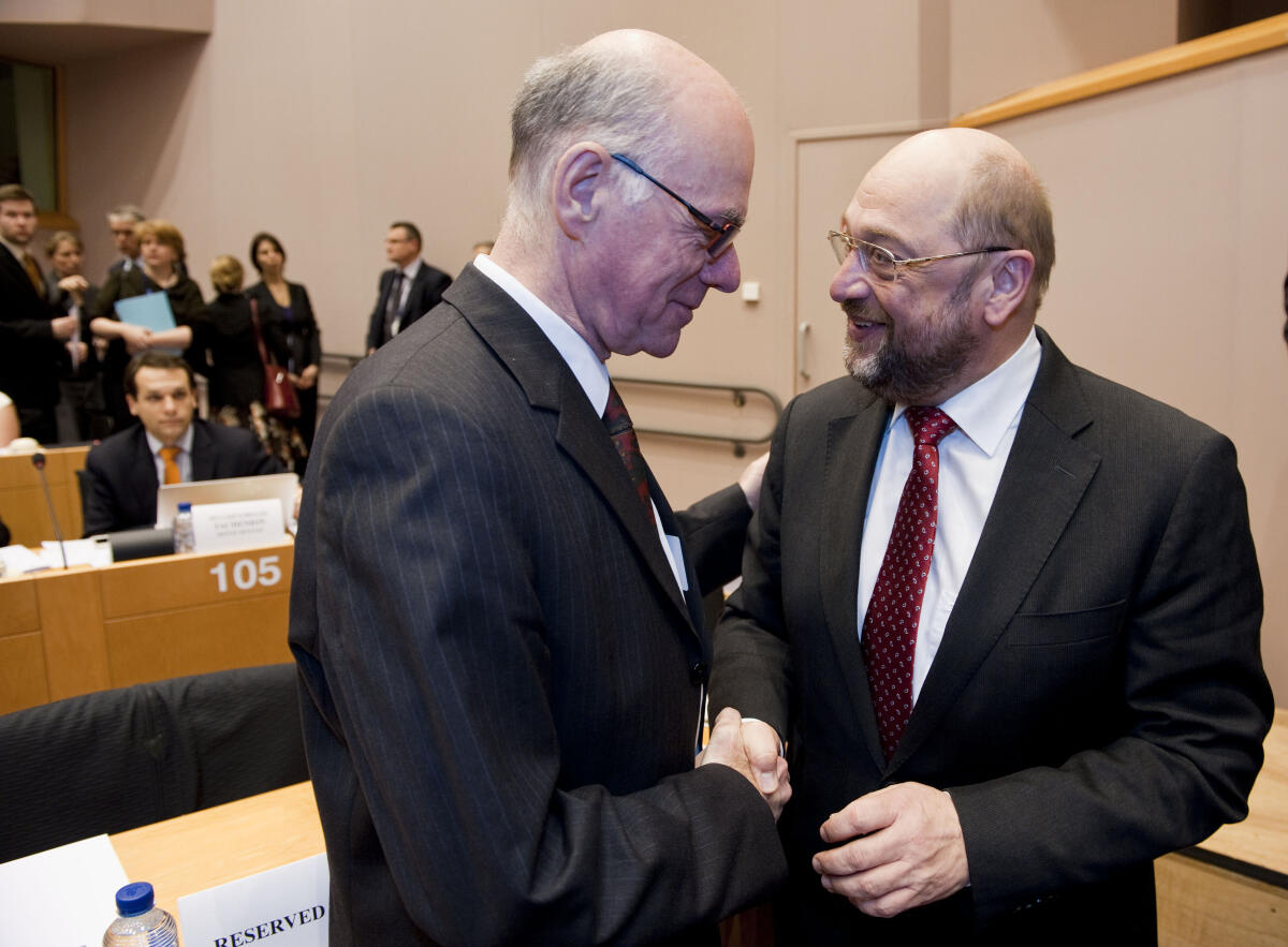 Lammert, Norbert Bundestagspräsident Prof. Dr. Norbert Lammert (li), CDU/CSU, nimmt im Rahmen einer Bundestagsdelegation teil an der Interparlamentarischen Konferenz zur wirtschaftlichen Steuerung der EU; hier, vor Sitzungsbeginn im kleinen Plenarsaal des Europäischen Parlaments, mit Martin Schulz (re), Präsident des Europäischen Parlaments; Brüssel - Belgien, 20. Januar 2014