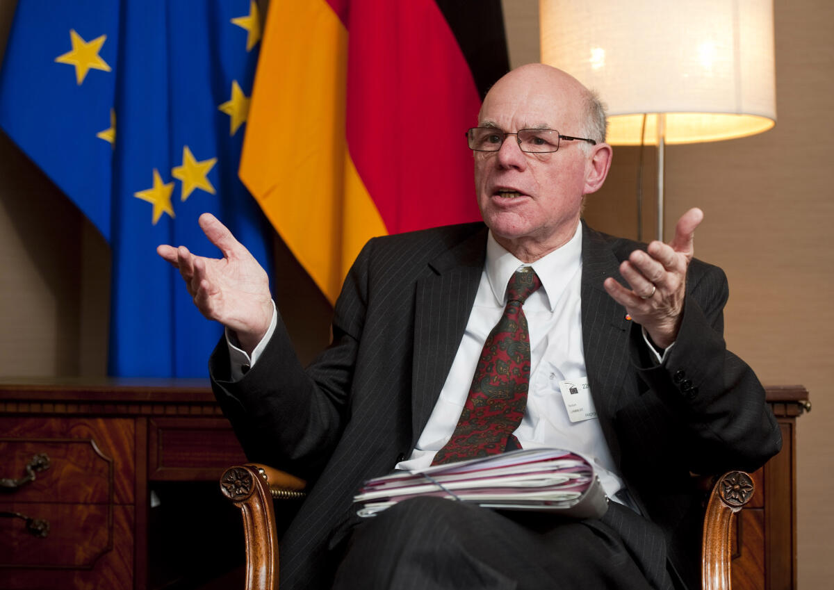 Lammert, Norbert Bundestagspräsident Prof. Dr. Norbert Lammert (li), CDU/CSU, nimmt im Rahmen einer Bundestagsdelegation teil an der Interparlamentarischen Konferenz zur wirtschaftlichen Steuerung der EU; hier im Anschluss bei einem Pressegespräch in einem Protokollraum des Europäischen Parlaments;; Brüssel - Belgien, 20. Januar 2014