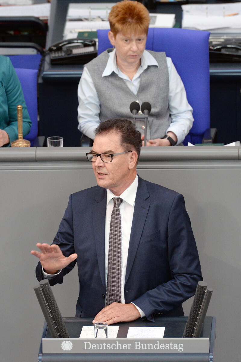 Müller, Gerd; Pau, Petra Dr. Gerd Müller, CDU/CSU, Bundesminister für wirtschaftliche Zusammenarbeit und Entwicklung, Bundestagsabgeordneter, Abgeordneter, Mitglied Deutscher Bundestag, MdB, Rede, 48. Sitzung, Top 1 Epl 23, Thema: Wirtschaftliche Zusammenarbeit und Entwicklung - Haushaltsgesetz 2019, Vorsitz: Bundestagsvizepräsidentin Petra Pau, DIE LINKE.; Rednerpult.