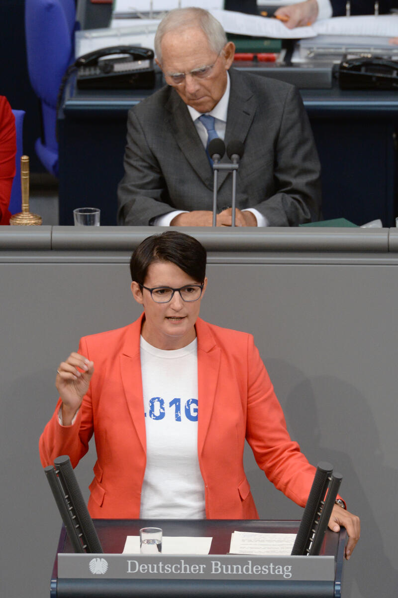 Mihalic, Irene; Schäuble, Wolfgang Dr. Irene Mihalic, Bündnis 90/Die Grünen, Bundestagsabgeordnete, Abgeordnete, Mitglied Deutscher Bundestag, MdB, Rede, 49. Sitzung, Top 1 Epl 06, Thema: Inneres, Bau und Heimat - Haushaltsgesetz 2019, Vorsitz: Bundestagspräsident Dr. Wolfgang Schäuble, CDU/CSU.; Rednerpult.