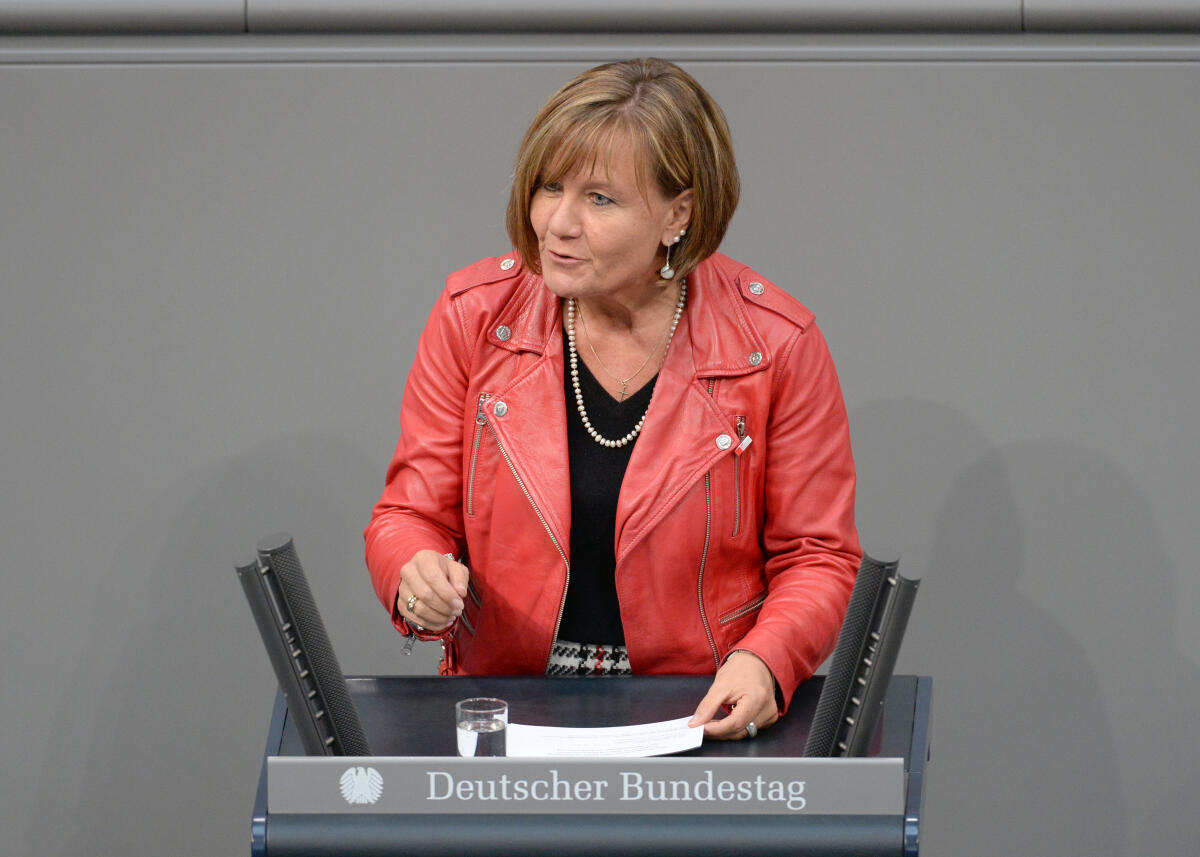 Dilcher, Esther Esther Dilcher, SPD, Bundestagsabgeordnete, Abgeordnete, Mitglied Deutscher Bundestag, MdB, Rede, 49. Sitzung, Top 1 Epl 07, Thema: Justiz und Verbraucherschutz - Haushaltsgesetz 2019.; Rednerpult.