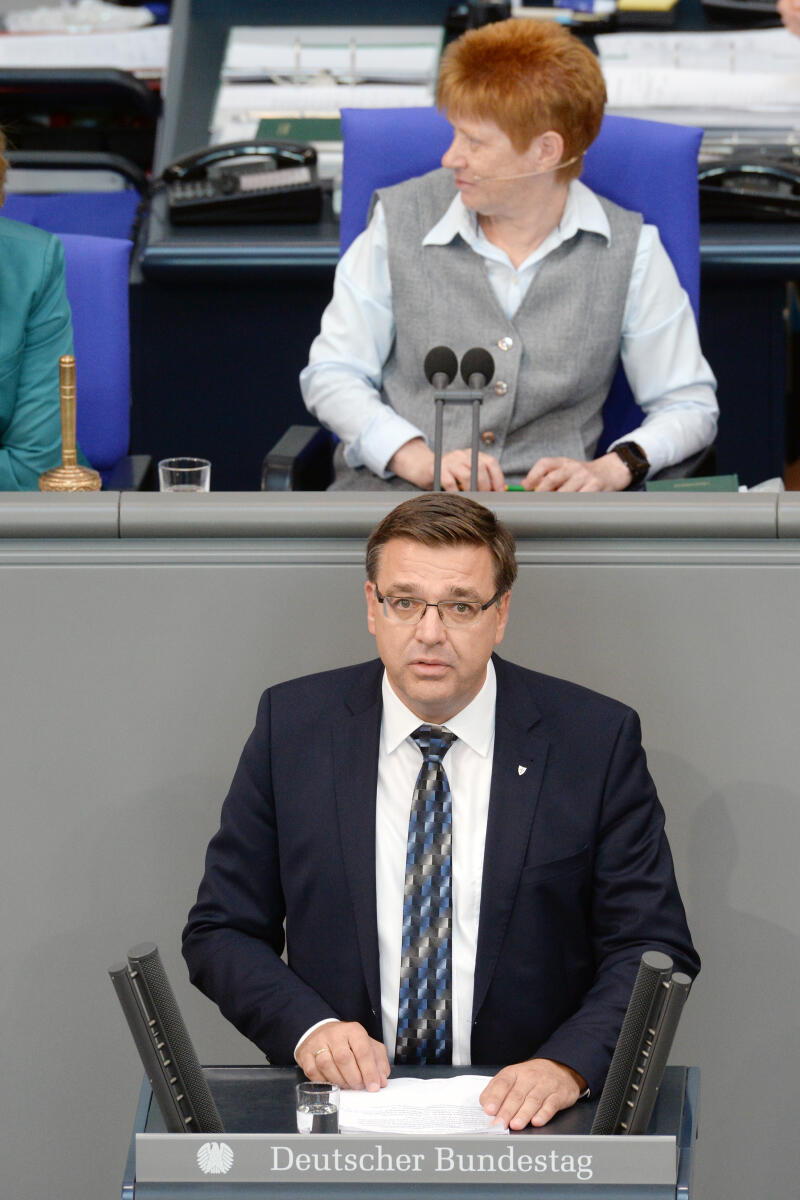 Münz, Volker; Pau, Petra Volker Münz, AfD, Bundestagsabgeordneter, Abgeordneter, Mitglied Deutscher Bundestag, MdB, Rede, 48. Sitzung, Top 1 Epl 23, Thema: Wirtschaftliche Zusammenarbeit und Entwicklung - Haushaltsgesetz 2019, Vorsitz: Bundestagsvizepräsidentin Petra Pau, DIE LINKE.; Rednerpult.