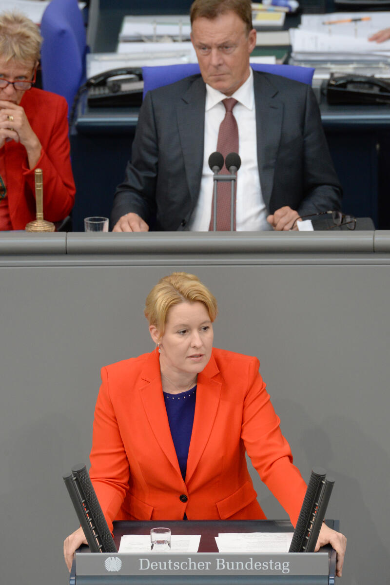 Giffey, Franziska; Oppermann, Thomas Franziska Giffey, SPD, Bundesministerin für Familie, Senioren, Frauen und Jugend, Rede, 49. Sitzung, Top 1 Epl 17, Thema: Familie, Senioren, Frauen und Jugend - Haushaltsgesetz 2019, Vorsitz: Bundestagsvizepräsident Thomas Oppermann, SPD.; Rednerpult.