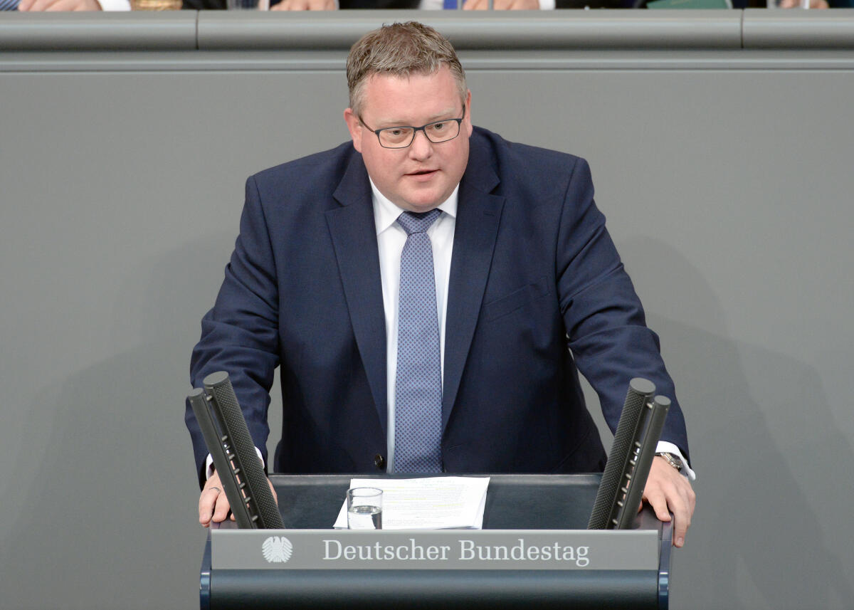 Markus Uhl, CDU/CSU, Bundestagsabgeordneter, Abgeordneter, Mitglied Deutscher Bundestag, MdB, Rede, 49. Sitzung, Top 1 Epl 07, Thema: Justiz und Verbraucherschutz - Haushaltsgesetz 2019.; Rednerpult. Uhl, Markus Markus Uhl, CDU/CSU, Bundestagsabgeordneter, Abgeordneter, Mitglied Deutscher Bundestag, MdB, Rede, 49. Sitzung, Top 1 Epl 07, Thema: Justiz und Verbraucherschutz - Haushaltsgesetz 2019.; Rednerpult.