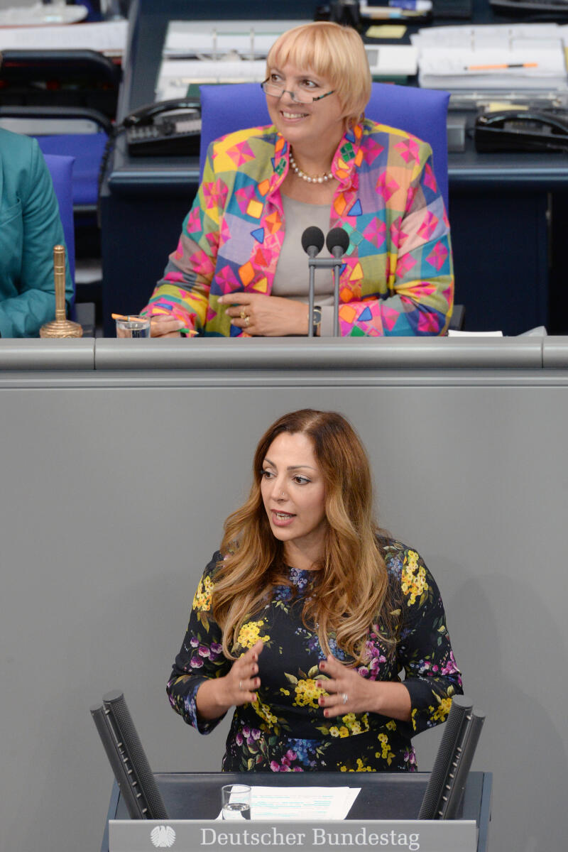 Helin Evrim Sommer, DIE LINKE, Bundestagsabgeordnete, Abgeordnete, Mitglied Deutscher Bundestag, MdB, Rede, 48. Sitzung, Top 1 Epl 23, Thema: Wirtschaftliche Zusammenarbeit und Entwicklung - Haushaltsgesetz 2019, Vorsitz: Bundestagsvizepräsidentin Claudia Roth, Bündnis 90/Die Grünen.; Rednerpult. Sommer, Evrim; Roth, Claudia Helin Evrim Sommer, DIE LINKE, Bundestagsabgeordnete, Abgeordnete, Mitglied Deutscher Bundestag, MdB, Rede, 48. Sitzung, Top 1 Epl 23, Thema: Wirtschaftliche Zusammenarbeit und Entwicklung - Haushaltsgesetz 2019, Vorsitz: Bundestagsvizepräsidentin Claudia Roth, Bündnis 90/Die Grünen.; Rednerpult.