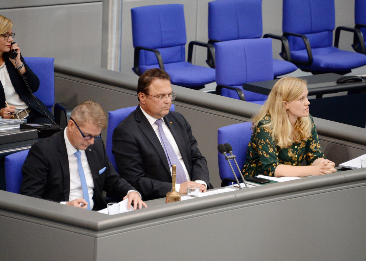 Ortleb, Josephine; Hilse, Karsten; Friedrich, Hans-Peter Schriftführer: Josephine Ortleb, SPD, Karsten Hilse, AfD, Vorsitz: Bundestagsvizepräsident Dr. Hans-Peter Friedrich, CDU/CSU, 48. Sitzung, Top 1 Epl 04, Thema: Bundeskanzlerin und Bundeskanzleramt - Haushaltsgesetz 2019 und Finanzplan des Bundes 2018 bis 2022.