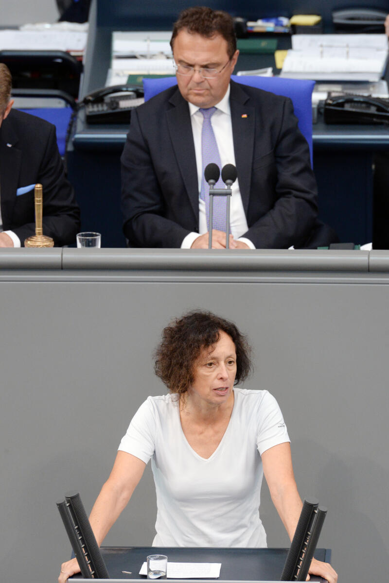 Margit Stumpp, Bündnis 90/Die Grünen, Bundestagsabgeordnete, Abgeordnete, Mitglied Deutscher Bundestag, MdB, Rede, 48. Sitzung, Top 1 Epl 04, Thema: Bundeskanzlerin und Bundeskanzleramt - Haushaltsgesetz 2019 und Finanzplan des Bundes 2018 bis 2022, Vorsitz: Bundestagsvizepräsident Dr. Hans-Peter Friedrich, CDU/CSU.; Rednerpult. Stumpp, Margit; Friedrich, Hans-Peter Margit Stumpp, Bündnis 90/Die Grünen, Bundestagsabgeordnete, Abgeordnete, Mitglied Deutscher Bundestag, MdB, Rede, 48. Sitzung, Top 1 Epl 04, Thema: Bundeskanzlerin und Bundeskanzleramt - Haushaltsgesetz 2019 und Finanzplan des Bundes 2018 bis 2022, Vorsitz: Bundestagsvizepräsident Dr. Hans-Peter Friedrich, CDU/CSU.; Rednerpult.
