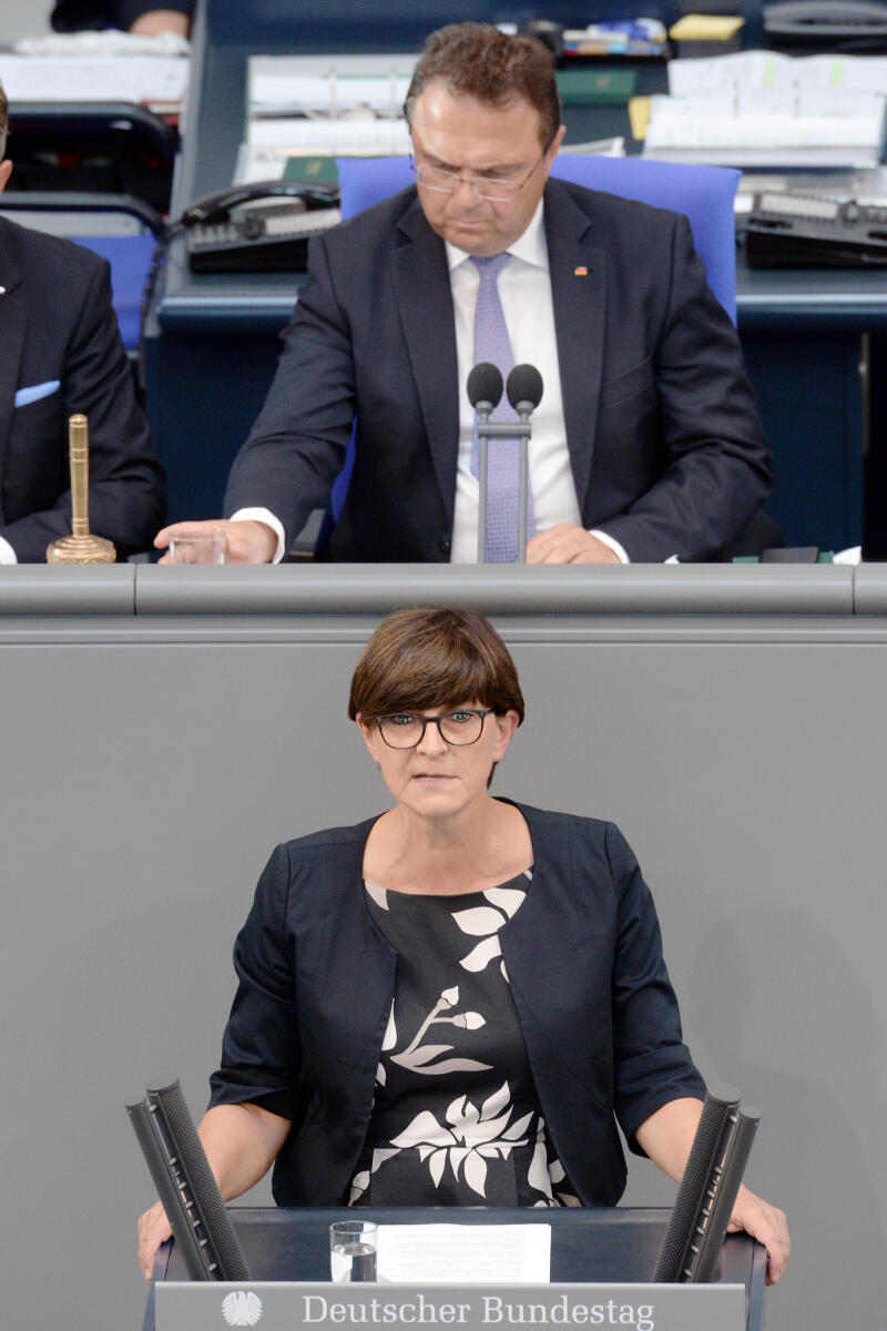 Esken, Saskia; Friedrich, Hans-Peter Saskia Esken, SPD, Bundestagsabgeordnete, Abgeordnete, Mitglied Deutscher Bundestag, MdB, Rede, 48. Sitzung, Top 1 Epl 04, Thema: Bundeskanzlerin und Bundeskanzleramt - Haushaltsgesetz 2019 und Finanzplan des Bundes 2018 bis 2022, Vorsitz: Bundestagsvizepräsident Dr. Hans-Peter Friedrich, CDU/CSU.; Rednerpult.