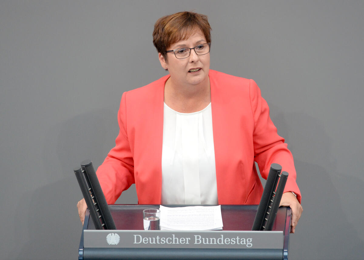 Lips, Patricia Patricia Lips, CDU/CSU, Bundestagsabgeordnete, Abgeordnete, Mitglied Deutscher Bundestag, MdB, Rede, 48. Sitzung, Top 1 Epl 04, Thema: Bundeskanzlerin und Bundeskanzleramt - Haushaltsgesetz 2019 und Finanzplan des Bundes 2018 bis 2022.; Rednerpult.