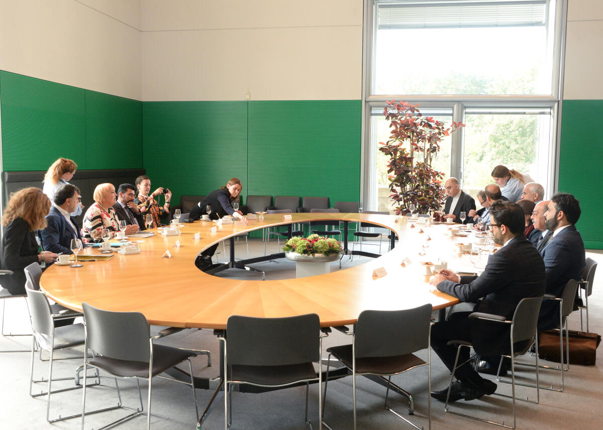Roth, Claudia Bundestagsvizepräsidentin Claudia Roth, (4.v.li), Bündnis 90/Die Grünen, empfängt eine Delegation (rechts) aus Afghanistan und Iran im Rahmen des Gästeprogramms der Bundesrepublik Deutschland, zu einem Gespräch.; Übersicht.