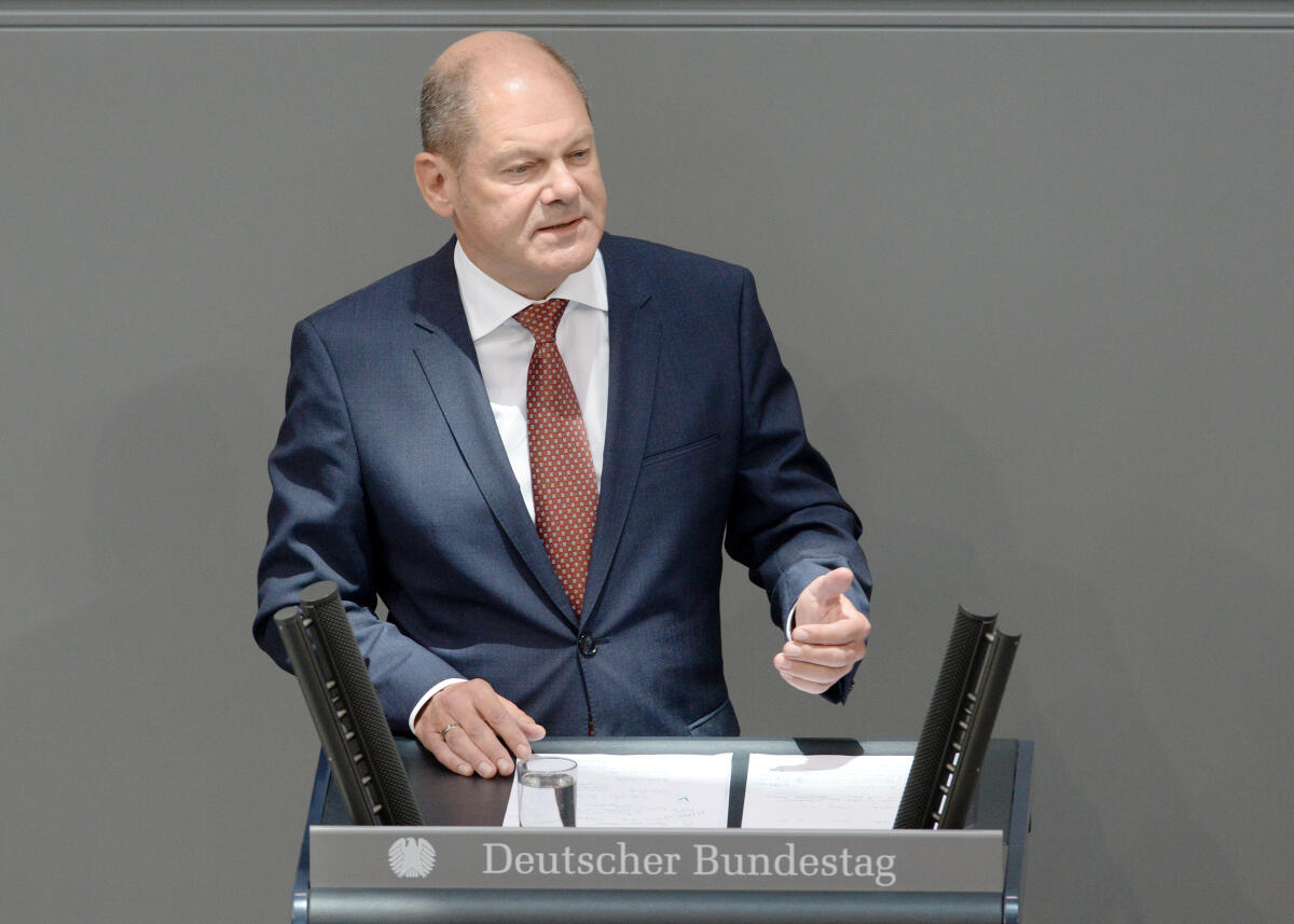 Scholz, Olaf Bundesfinanzminister Olaf Scholz, SPD, eröffnet zu Beginn der 47. Sitzung Deutscher Bundestag mit der Einbringung des Haushaltsgesetzes 2019 die Haushaltswoche.; Rede, Geste, Gestik, Mikro, Mikrofon, Rednerpult, Minister, Finanzen, Haushalt, Bundeshaushalt.