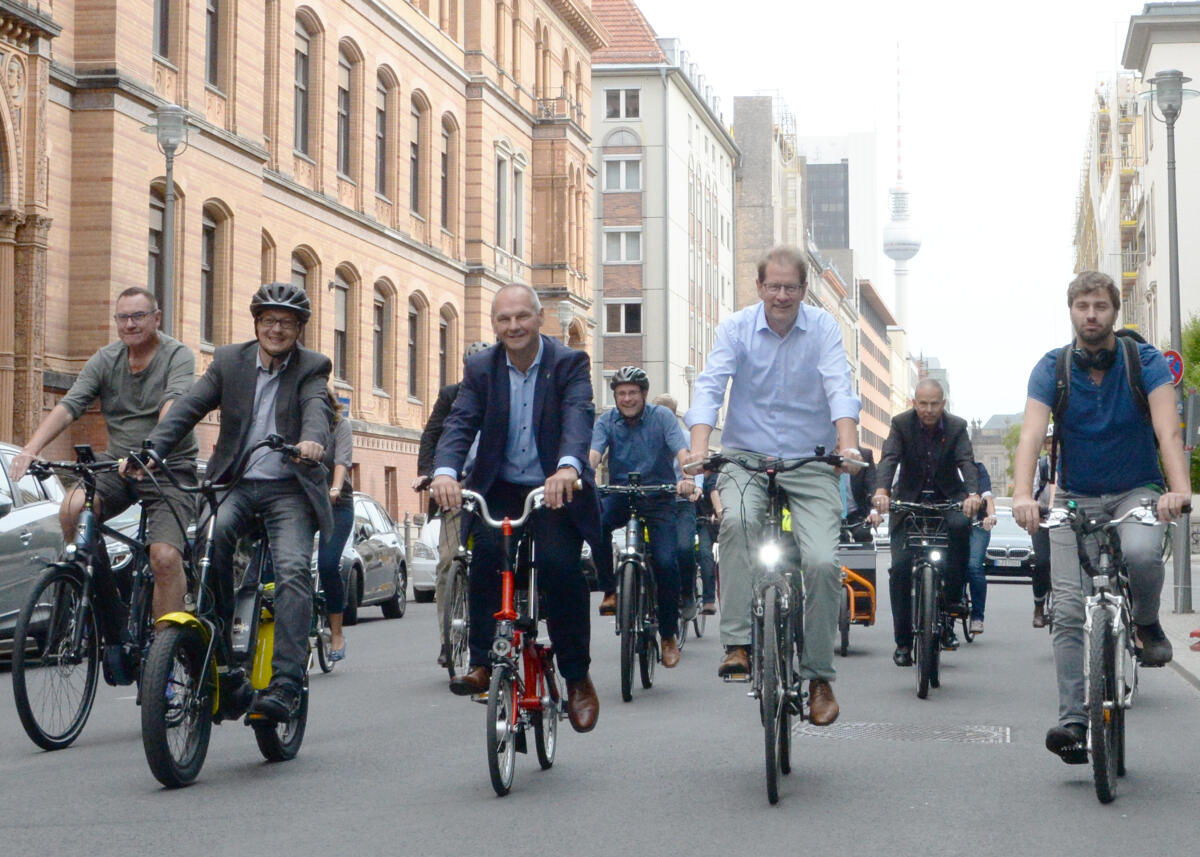 Storjohann, Gero; Gelbhaar, Stefan; Stein, Mathias; Wagner, Andreas Parlamentarische Fahrradtour des Deutschen Bundestages. 1. Reihe von rechts: Stefan Gelbhaar, B90/Die Grünen, Gero Storjohann, CDU/CSU, Mathias Stein, SPD, und Andreas Wagner, DIE LINKE.; Fahrrad, Tour.