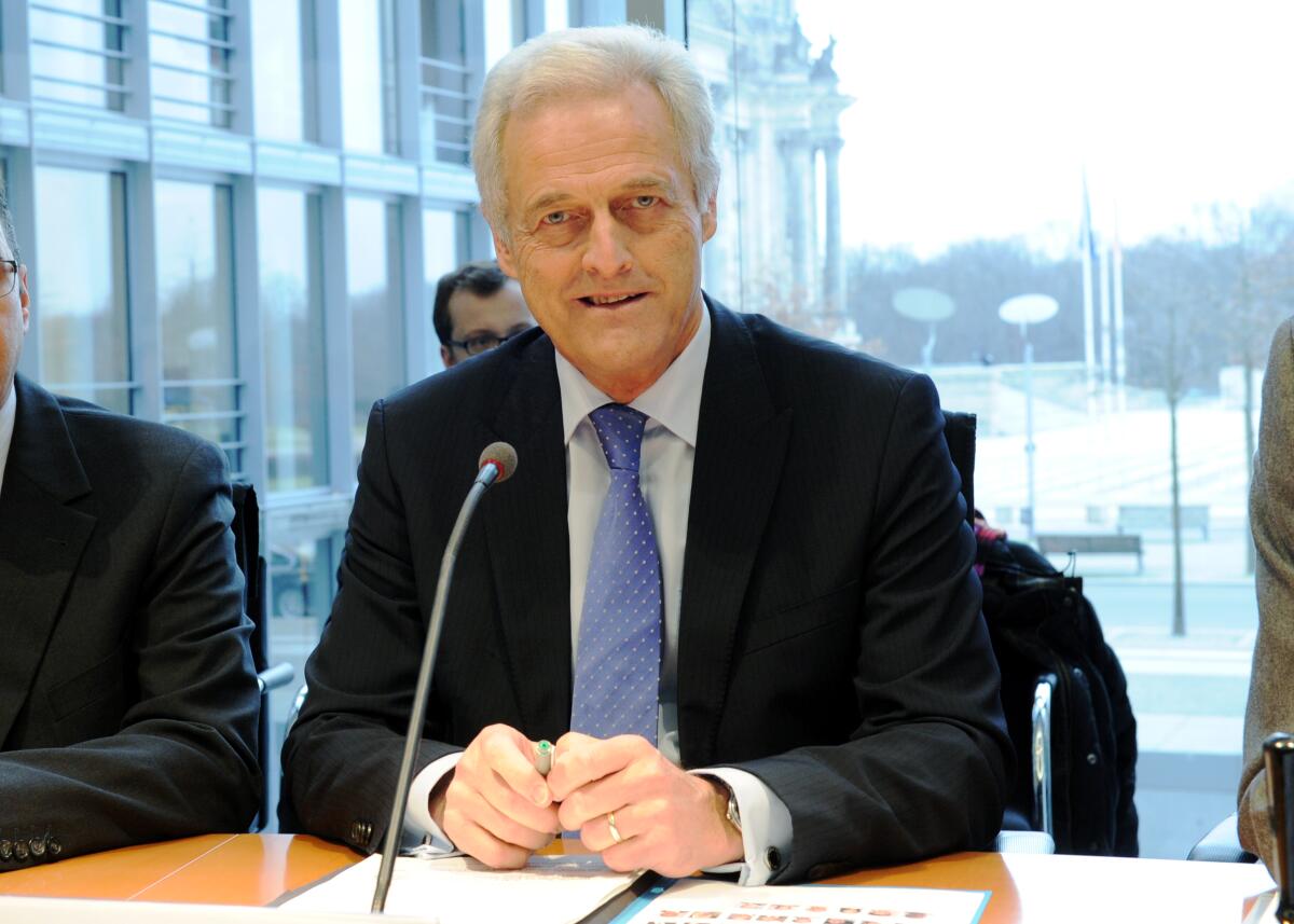 Bundestagspräsident Prof. Dr. Norbert Lammert, CDU/CSU, konstituiert den Ausschuss des Deutschen Bundestages für Wirtschaft und Energie. Den Vorsitz übernimmt Dr. Peter Ramsauer, (hier im Bild), CDU/CSU.; Konstituierung, Mikro, Mikrofon. Ramsauer, Peter Bundestagspräsident Prof. Dr. Norbert Lammert, CDU/CSU, konstituiert den Ausschuss des Deutschen Bundestages für Wirtschaft und Energie. Den Vorsitz übernimmt Dr. Peter Ramsauer, (hier im Bild), CDU/CSU.; Konstituierung, Mikro, Mikrofon.