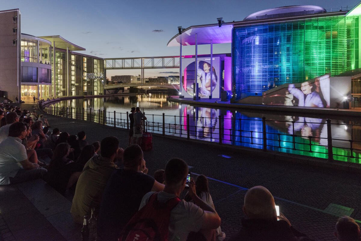 Großbildprojektion an der Fassade des Marie-Elisabeth-Lüders-Hauses.; Besucher, Film, Lichter, Leinwand, Spree, Wasser, Dämmerung, Brücke, Übergang Großbildprojektion an der Fassade des Marie-Elisabeth-Lüders-Hauses.; Besucher, Film, Lichter, Leinwand, Spree, Wasser, Dämmerung, Brücke, Übergang
