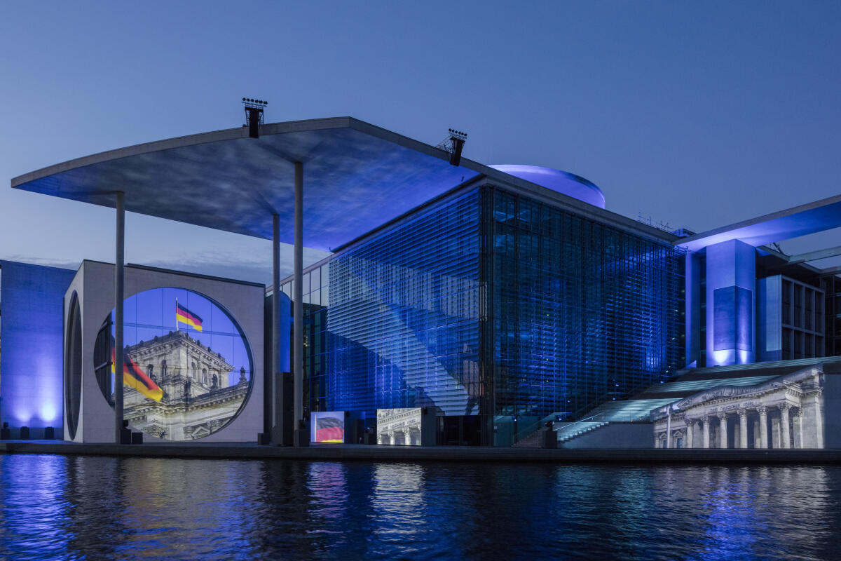  Großbildprojektion an der Fassade des Marie-Elisabeth-Lüders-Hauses.; Besucher, Film, Lichter, Leinwand, Spree, Wasser, Dämmerung