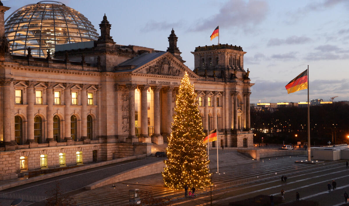  Weihnachtsbaum auf der Westseite des Reichstagsgebäudes.