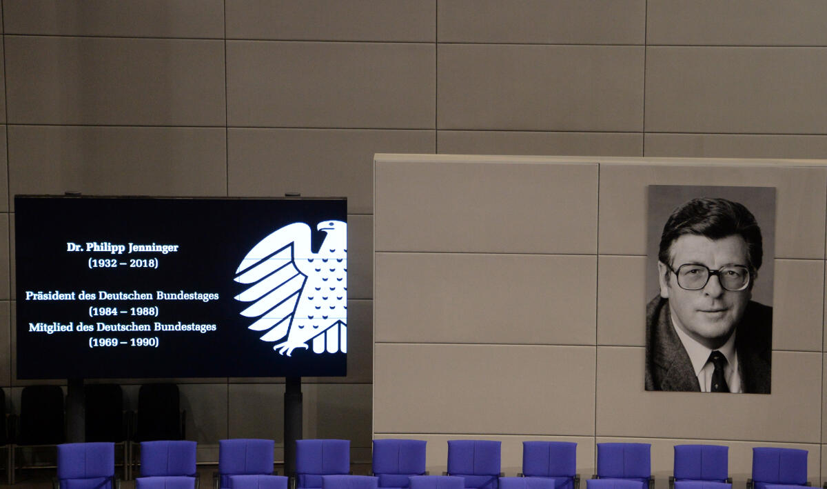Staatsakt zu Ehren des früheren Bundestagspräsidenten Dr. Philipp Jenninger.; Medienwand im Plenarsaal Staatsakt zu Ehren des früheren Bundestagspräsidenten Dr. Philipp Jenninger.; Medienwand im Plenarsaal