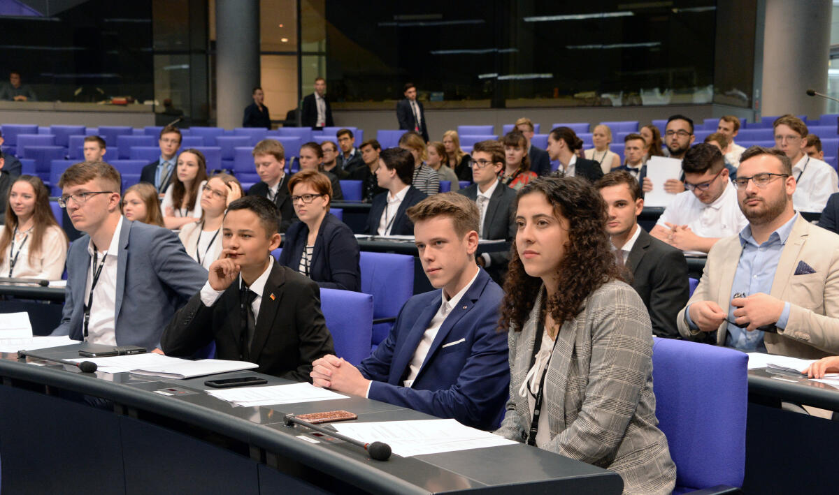  Nachwuchspolitiker simulieren bei Jugend und Parlament die Gesetzgebung. Hier bei der zweiten Plenarsitzung im Plenum des Deutschen Bundestages. Jugendliche aus dem gesamten Bundesgebiet, die von Mitgliedern des Bundestages nominiert wurden, stellen in einem Planspiel das parlamentarische Verfahren nach.; Blick in den Plenarsaal.; Berlin, 26. Juni 2018.